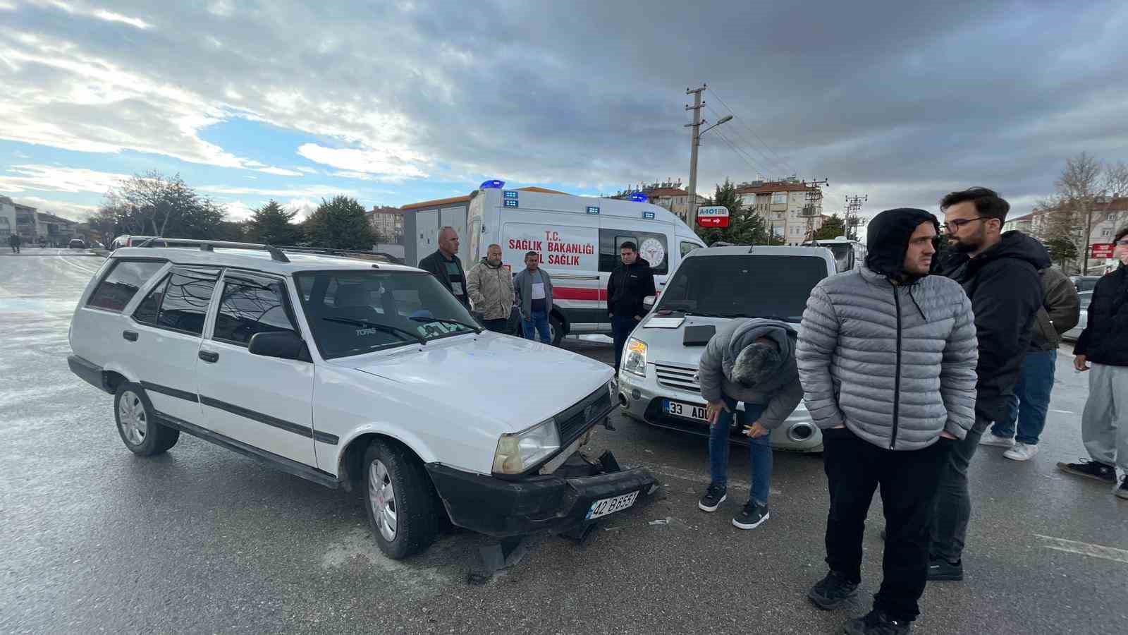Otomobille hafif ticari ara&ccedil; &ccedil;arpıştı: 1 yaralı
