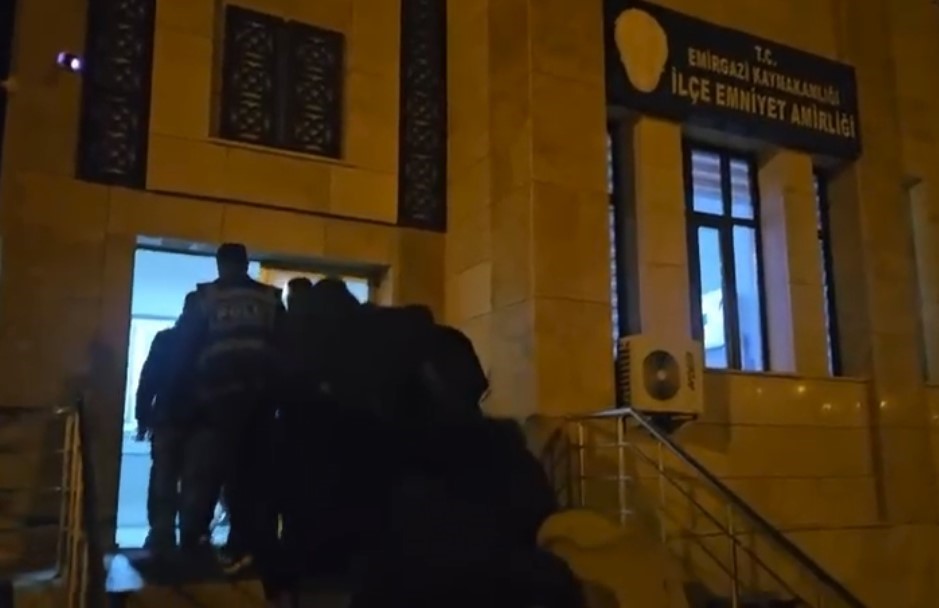 Konya&rsquo;da g&ouml;&ccedil;men ka&ccedil;ak&ccedil;ılığı operasyonu: 3 tutuklama
