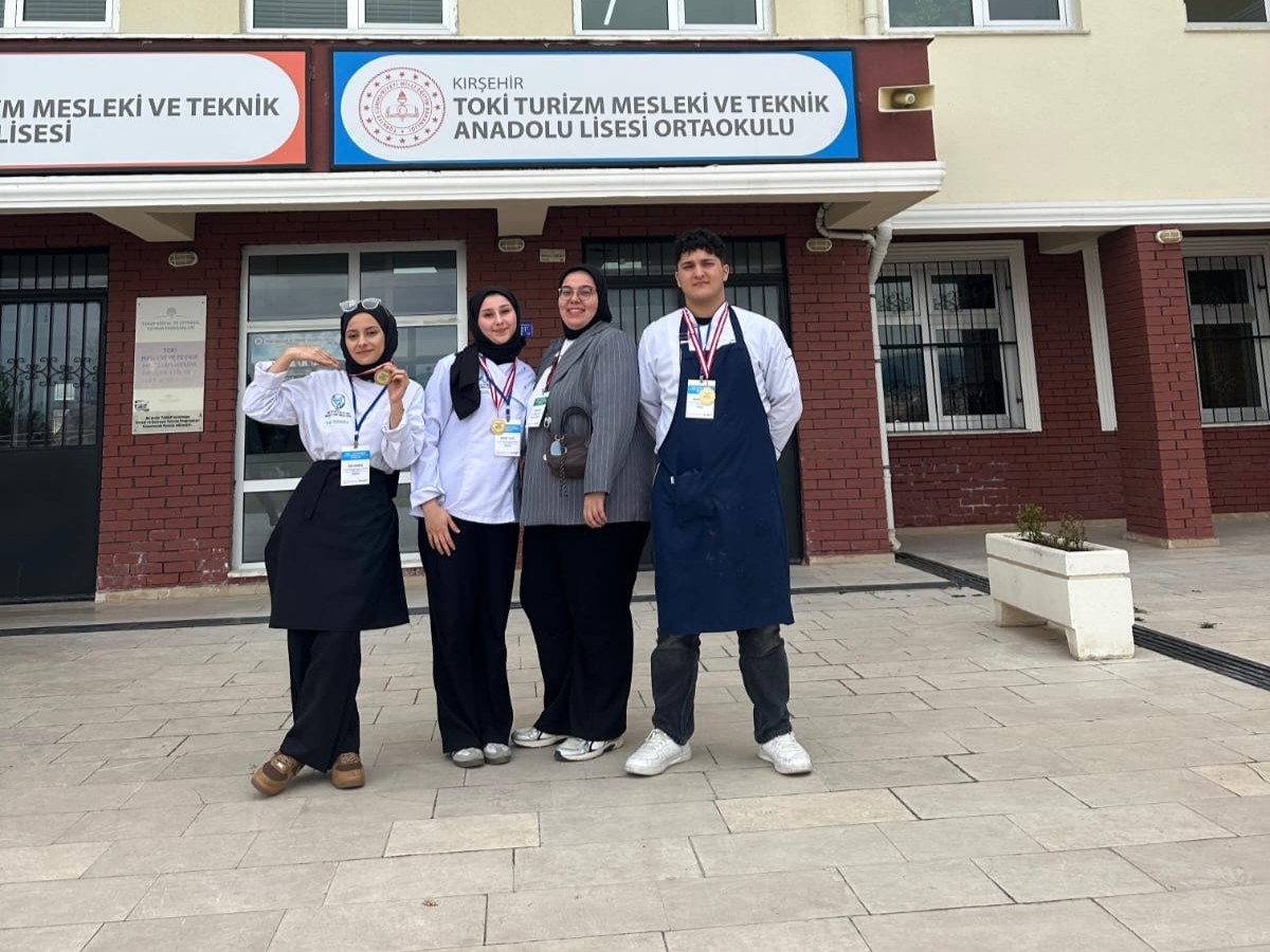 Eskişehirli gen&ccedil; şefler mutfakta devleşti: Kırşehir&rsquo;den madalyalarla d&ouml;nd&uuml;ler
