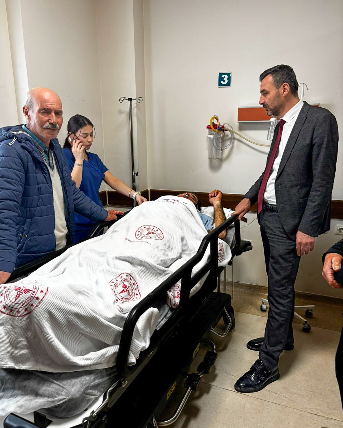 Başkan Vekili Çiçek, hastaneye giderek kazada yaralanan personelin durumu hakkında bilgi aldı