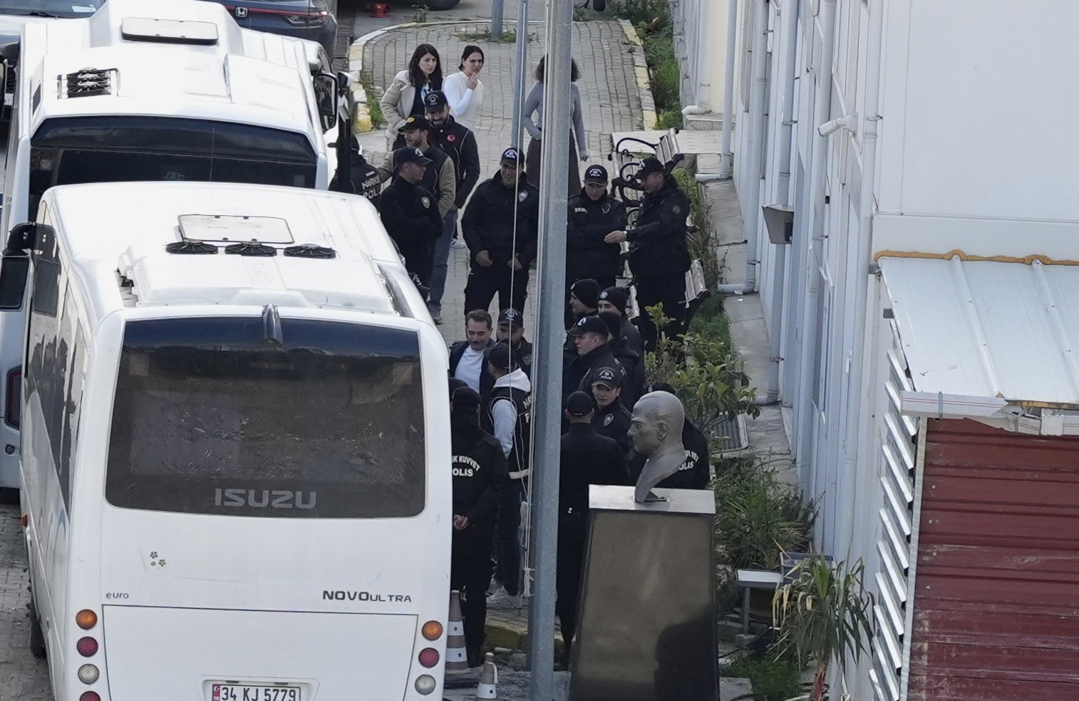 &Uuml;nl&uuml;ler sa&ccedil; ve kan &ouml;rnekleri alınmak &uuml;zere Adli Tıp Kurumu&rsquo;na getirildi
