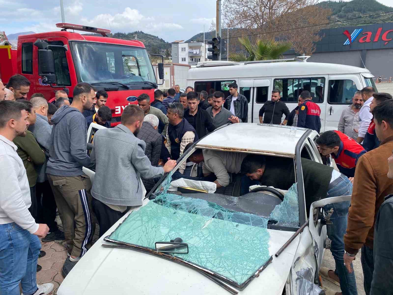 Osmaniye’de otomobil inşaat malzemelerine çarptı: 2’si ağır 3 yaralı