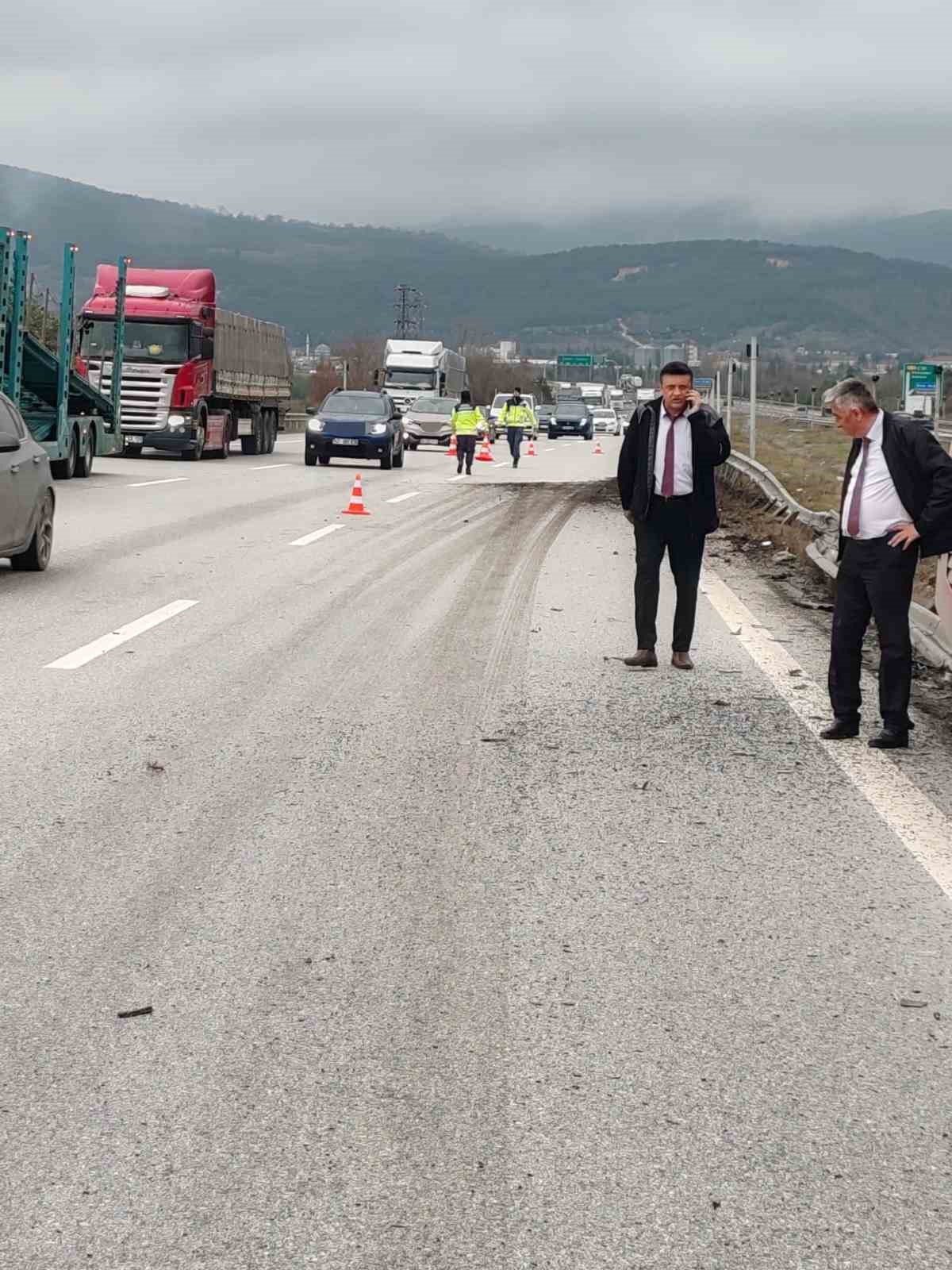 Bolu&rsquo;da yolcu otob&uuml;s&uuml; ile &ccedil;arpışan tır ref&uuml;je savruldu
