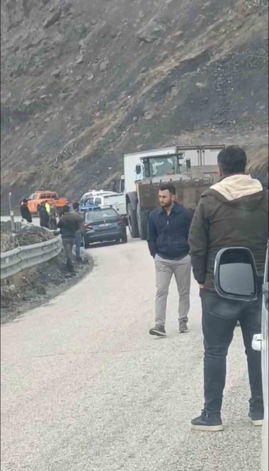 Y&uuml;ksekova-Van kara yolunda korkutan g&ouml;r&uuml;nt&uuml;
