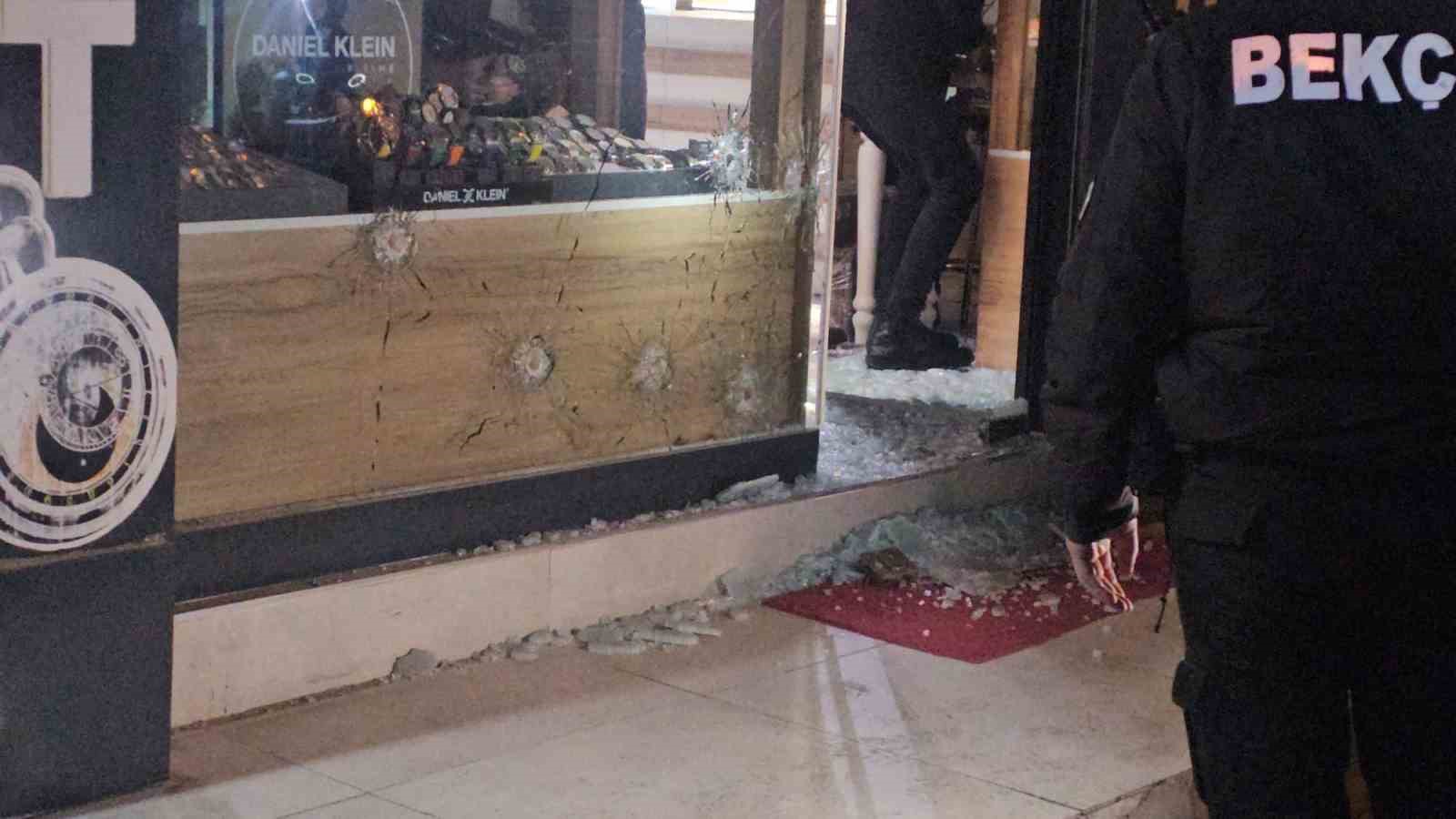 Elazığ&rsquo;da iş yerine silahlı saldırı: Vitrine 9 kurşun isabet etti
