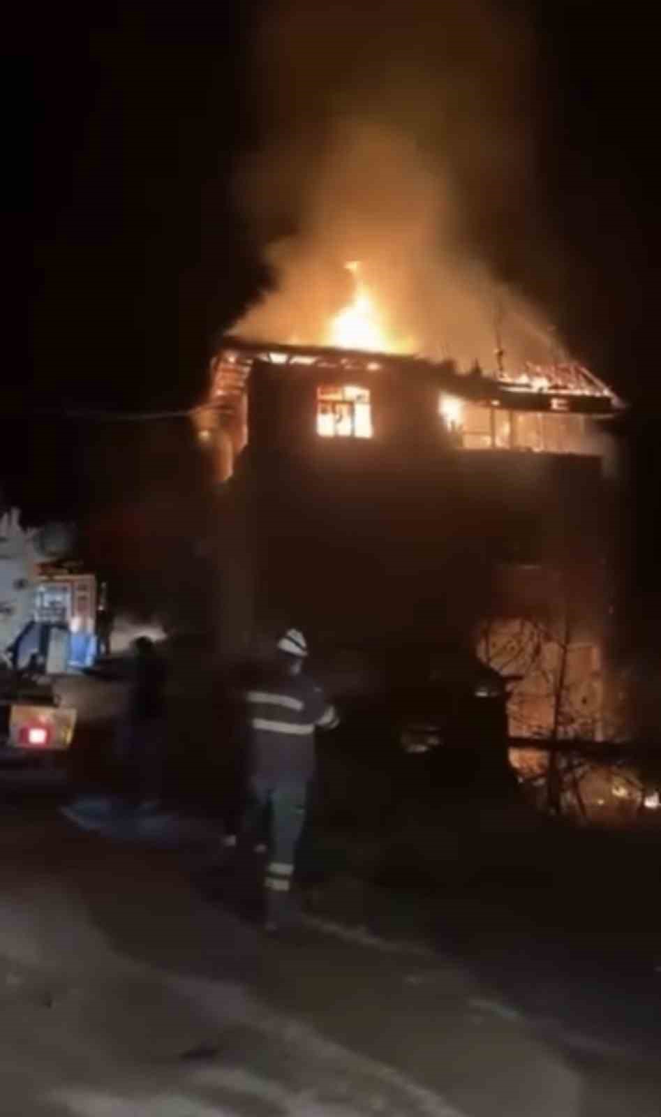 Alevlere teslim olan ev k&uuml;le d&ouml;nd&uuml;
