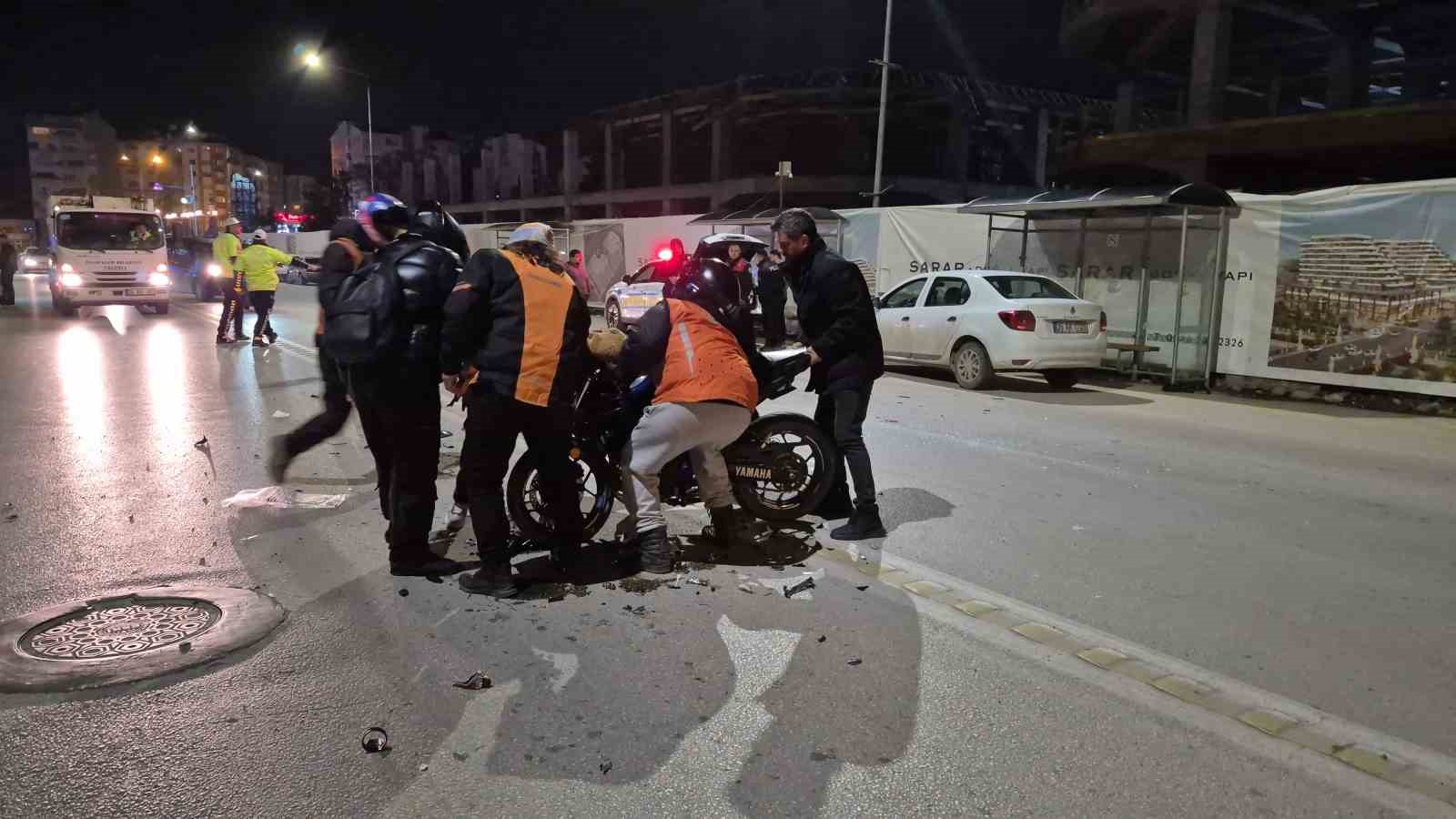 Otomobille &ccedil;arpışan motosikletin s&uuml;r&uuml;c&uuml;s&uuml; ağır yaralandı
