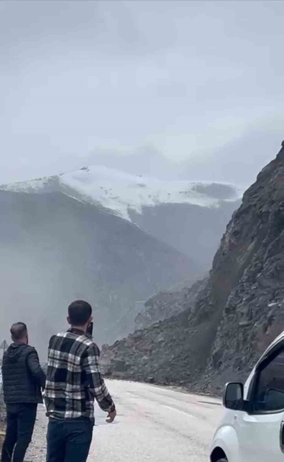 Y&uuml;ksekova-Van kara yolunda heyelan: Ulaşım durdu
