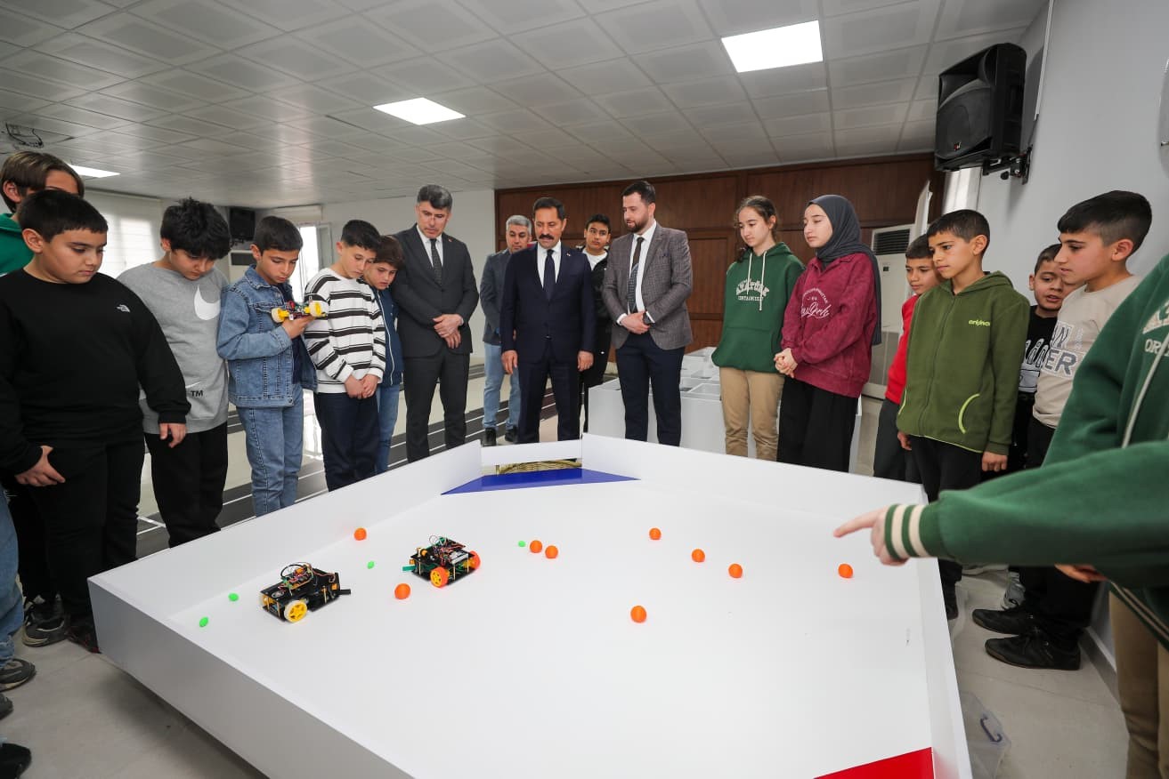 Depremin izlerinin silindiği kentte, 1540 takım, robot yarışmasında derece yapmak i&ccedil;in m&uuml;cadele verecek
