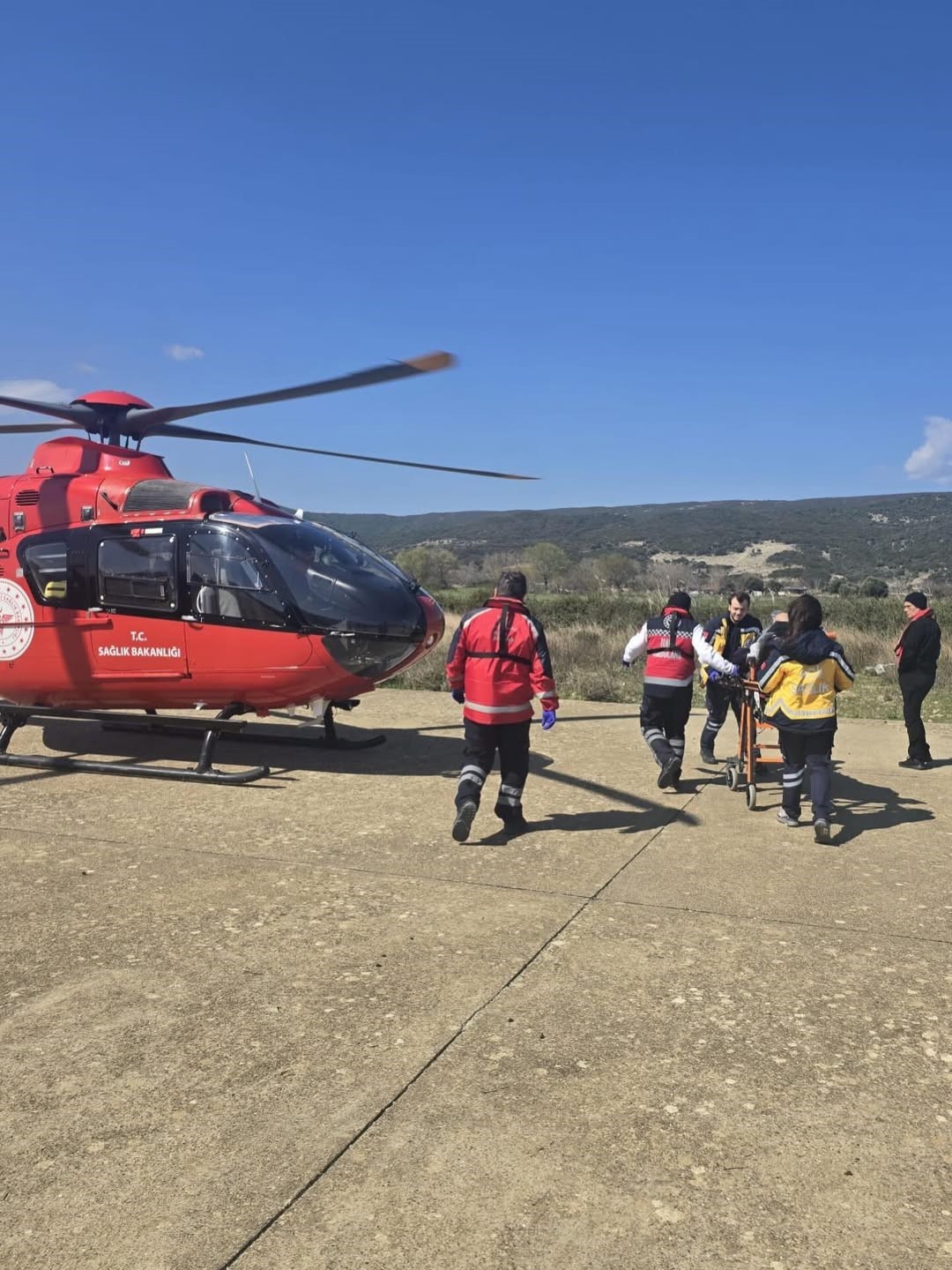 G&ouml;k&ccedil;eada&rsquo;da rahatsızlanan hasta helikopter ambulansla &Ccedil;anakkale&rsquo;ye sevk edildi
