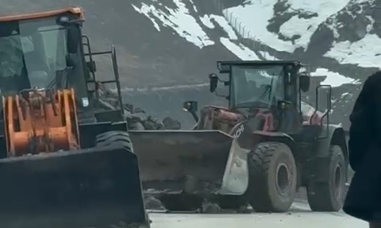 Y&uuml;ksekova-Van kara yolu kontroll&uuml; şekilde ge&ccedil;işlere a&ccedil;ıldı
