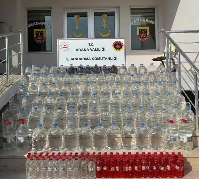 Dekoratif rafın arkasındaki gizli depoda 558 litre sahte i&ccedil;ki ele ge&ccedil;irildi
