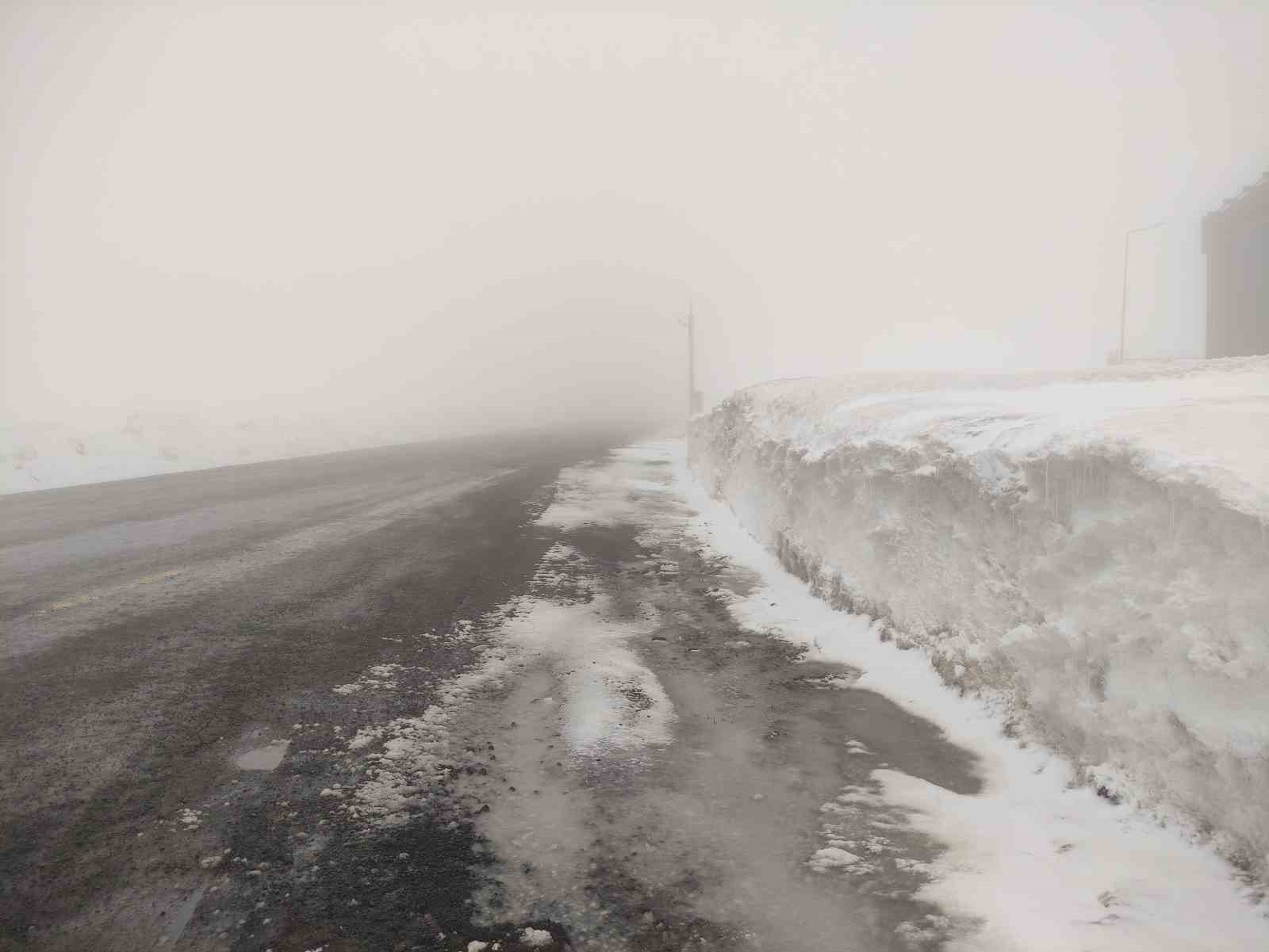 Sahara geçidinde yoğun sis ulaşımı olumsuz etkiliyor