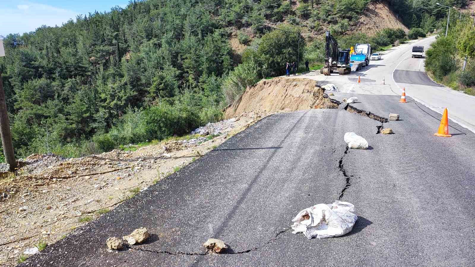 Yolda heyelan: Yarısı &ccedil;&ouml;kt&uuml;, i&ccedil;me suyu hattı zarar g&ouml;rd&uuml;
