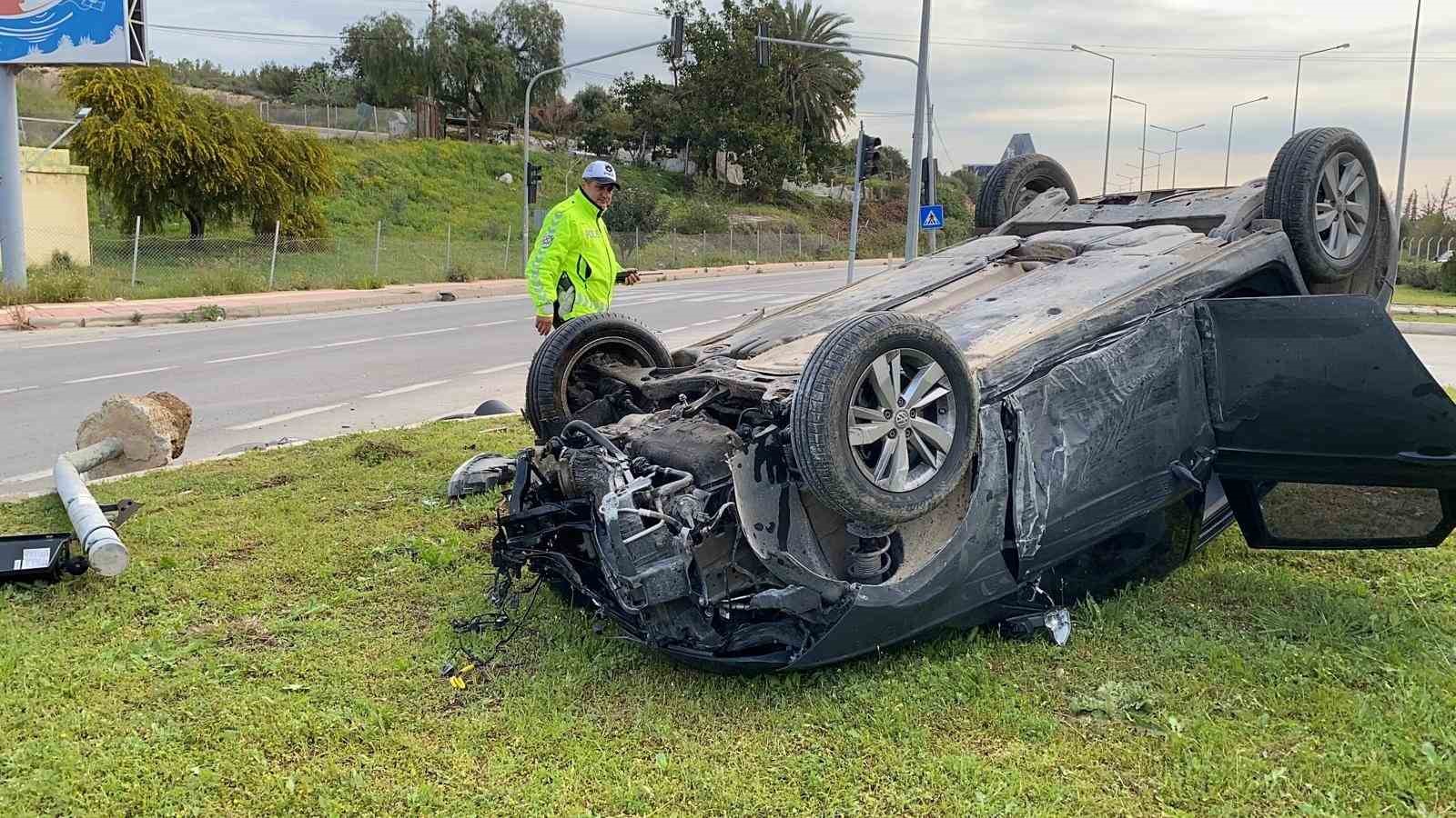 Otomobil 2 direk devirip ters d&ouml;nd&uuml;, ara&ccedil;takiler yara almadan kurtuldu
