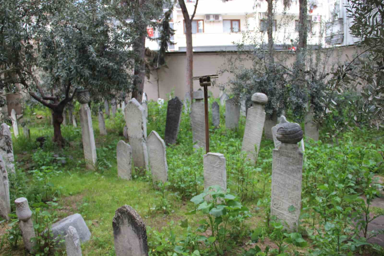 Manisa&rsquo;da 500 yıllık hazireye saygısızlık
