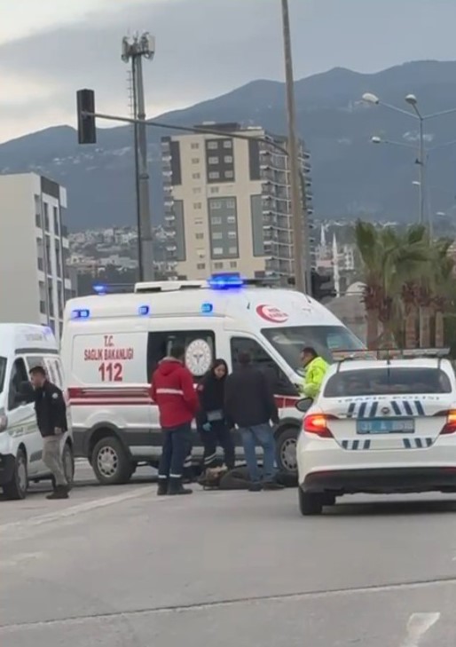 Otomobille &ccedil;arpışan motosikletli havada takla attı
