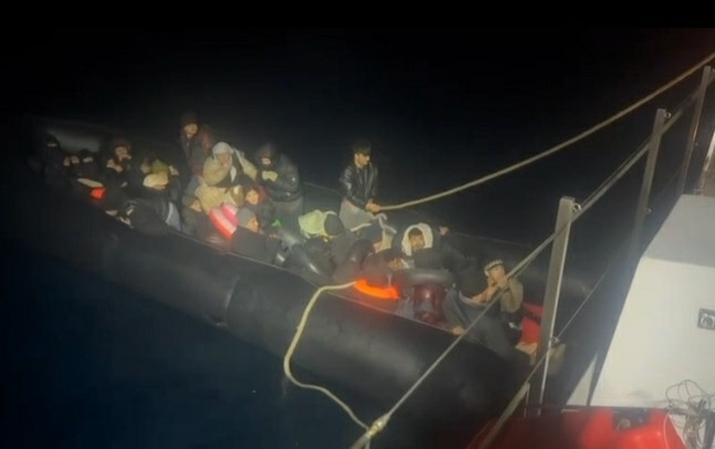 İzmir a&ccedil;ıklarında 37 d&uuml;zensiz g&ouml;&ccedil;men yakalandı, 42 g&ouml;&ccedil;men kurtarıldı
