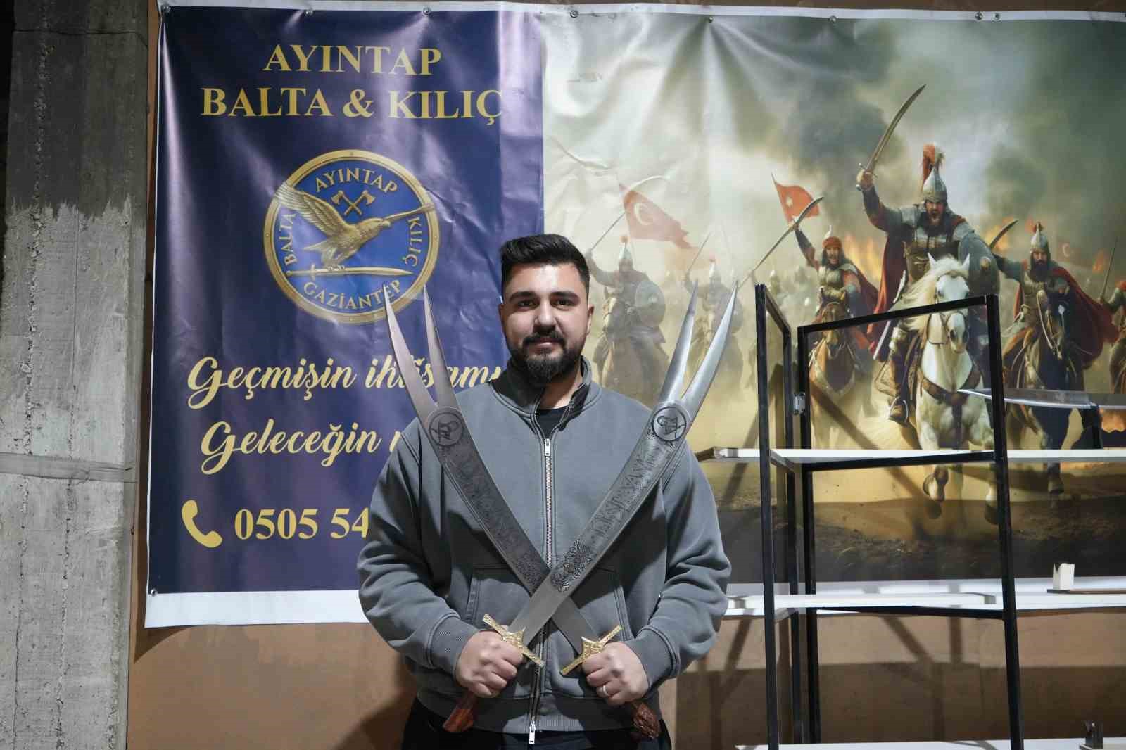 Filmlerden esinlenen gen&ccedil;, ata mesleği olan kılı&ccedil; ustalığını s&uuml;rd&uuml;r&uuml;yor
