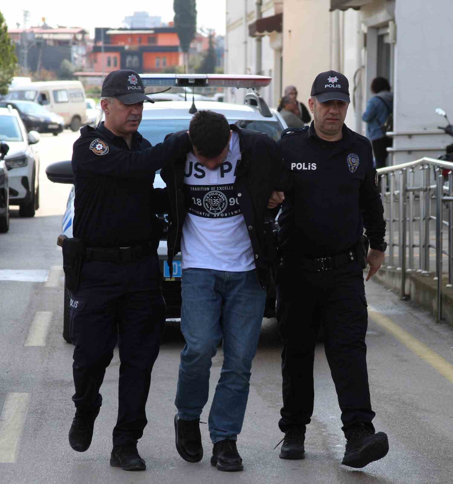 Ayağıyla ara&ccedil; s&uuml;rd&uuml;: Ev hapsi ve her t&uuml;rl&uuml; motorlu ara&ccedil; kullanmama cezası aldı
