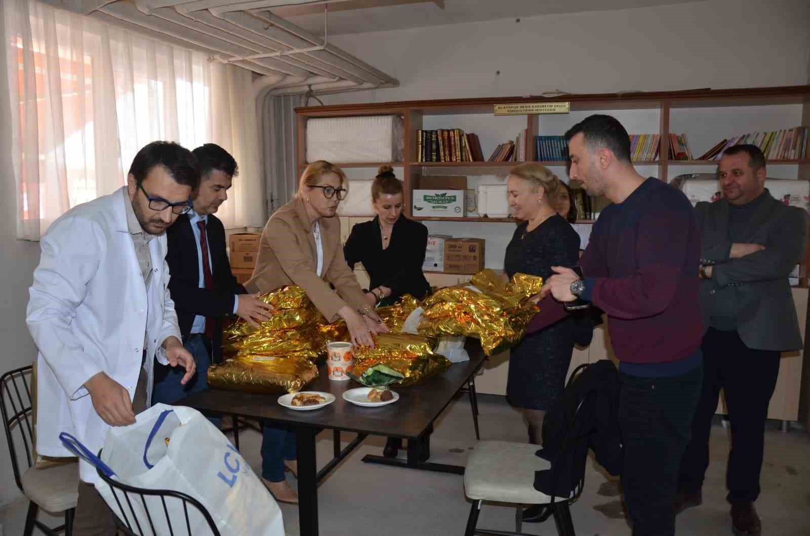 Kadın doktorlardan yaşlılara sıcacık dokunuş