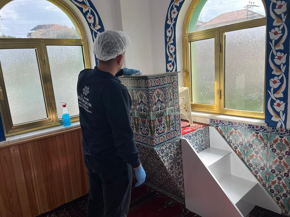 Aydın B&uuml;y&uuml;kşehir&rsquo;den Karaca&ouml;ren&rsquo;de camilerde temizlik &ccedil;alışması
