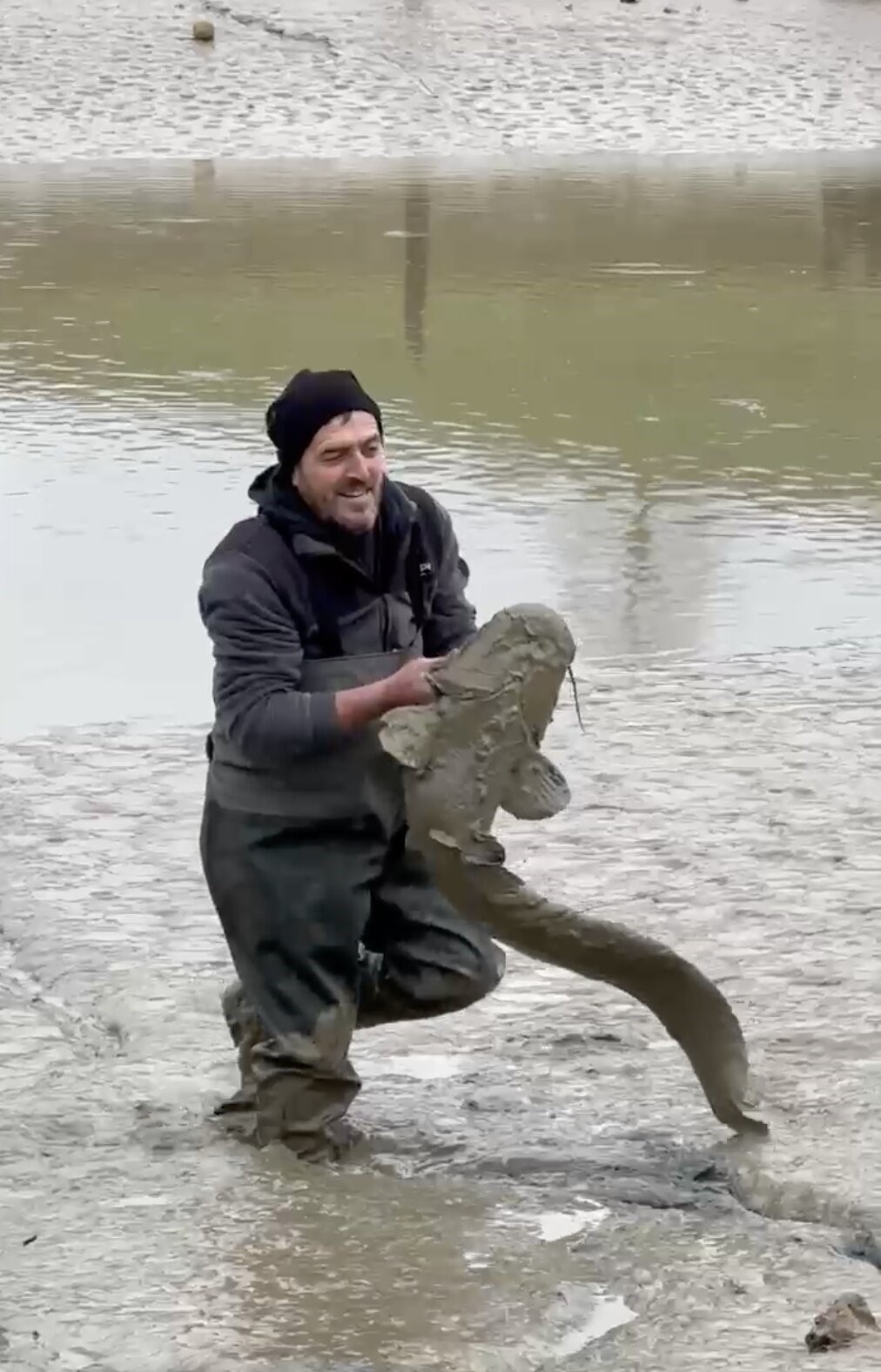 46 yıl sonra ortaya çıktı: Gölet çöktü, su yer altından başka noktadan çıktı
