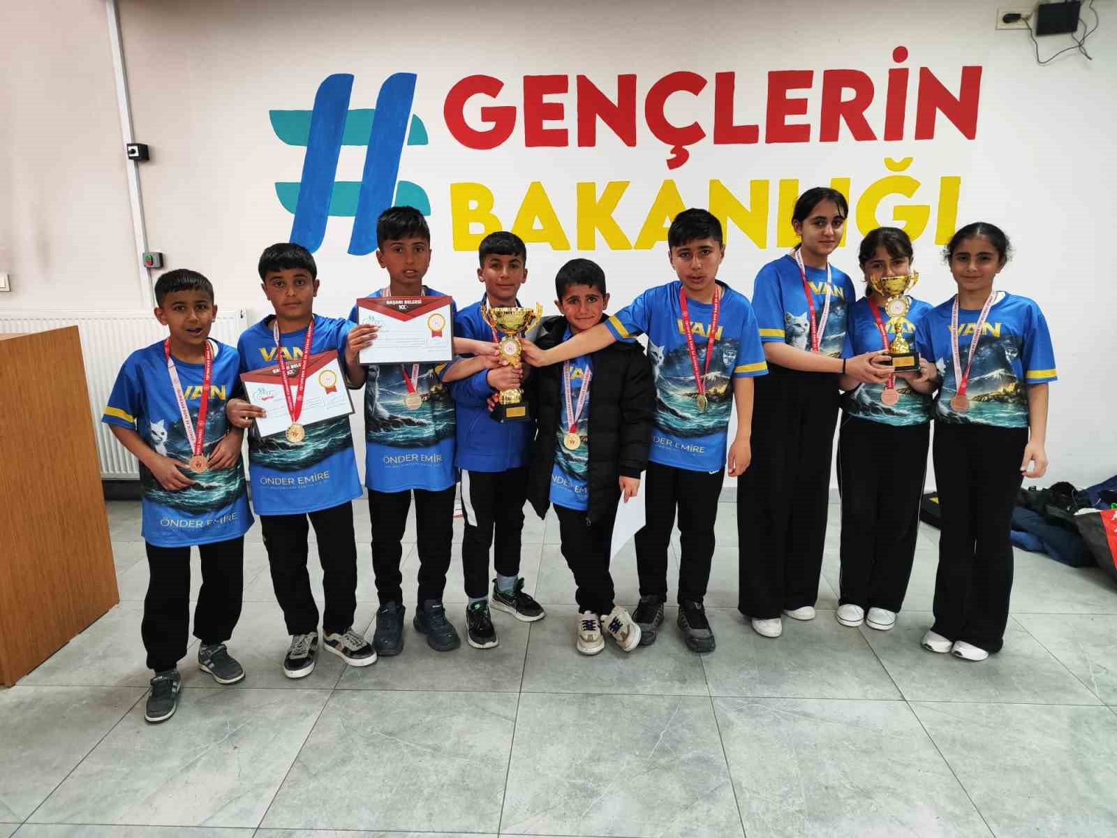 S&uuml;phan Ortaokulundan b&uuml;y&uuml;k başarı
