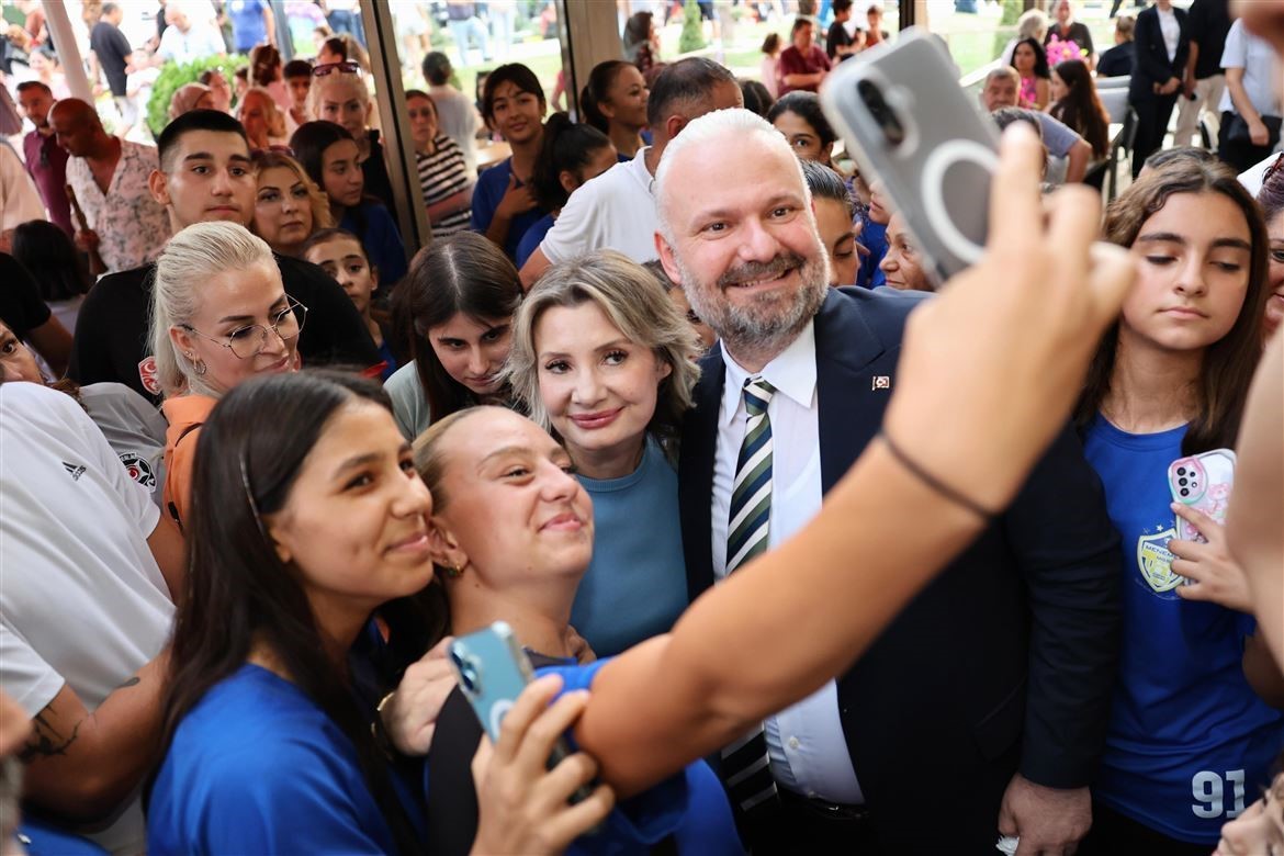 Menemen&rsquo;de 9 ayda 9 tesis hizmete a&ccedil;ıldı
