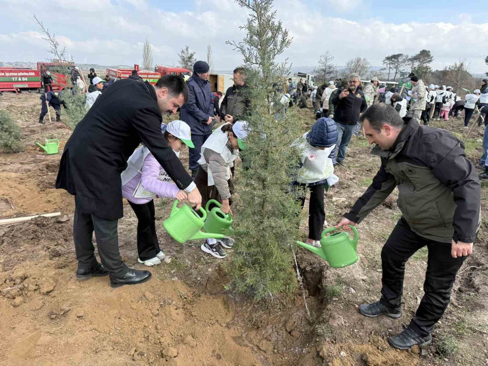 Ayvacık&rsquo;ta 1500 fidan toprakla buluşturuldu
