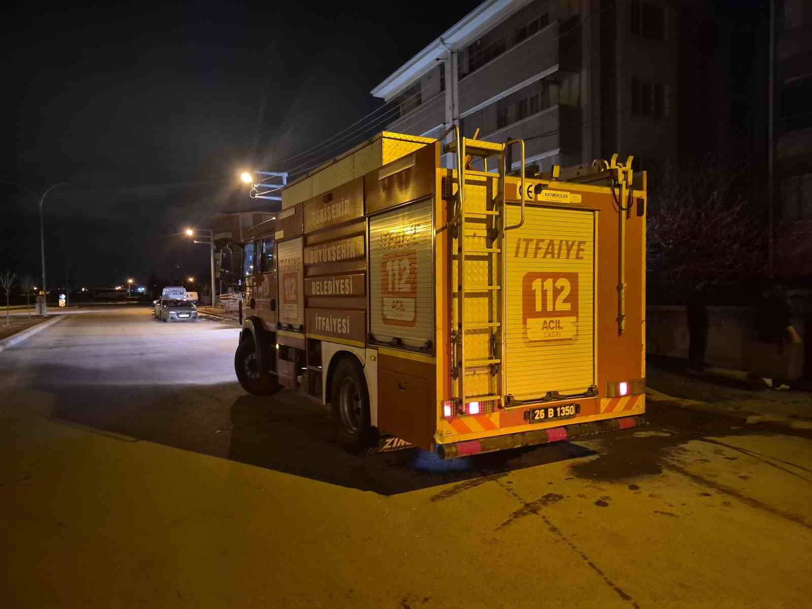 Apartman garajında çıkan yangın maddi hasara yol açtı