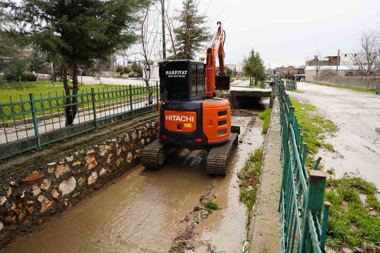 Kahta Belediyesi&rsquo;nden yaz &ouml;ncesi dere temizliği
