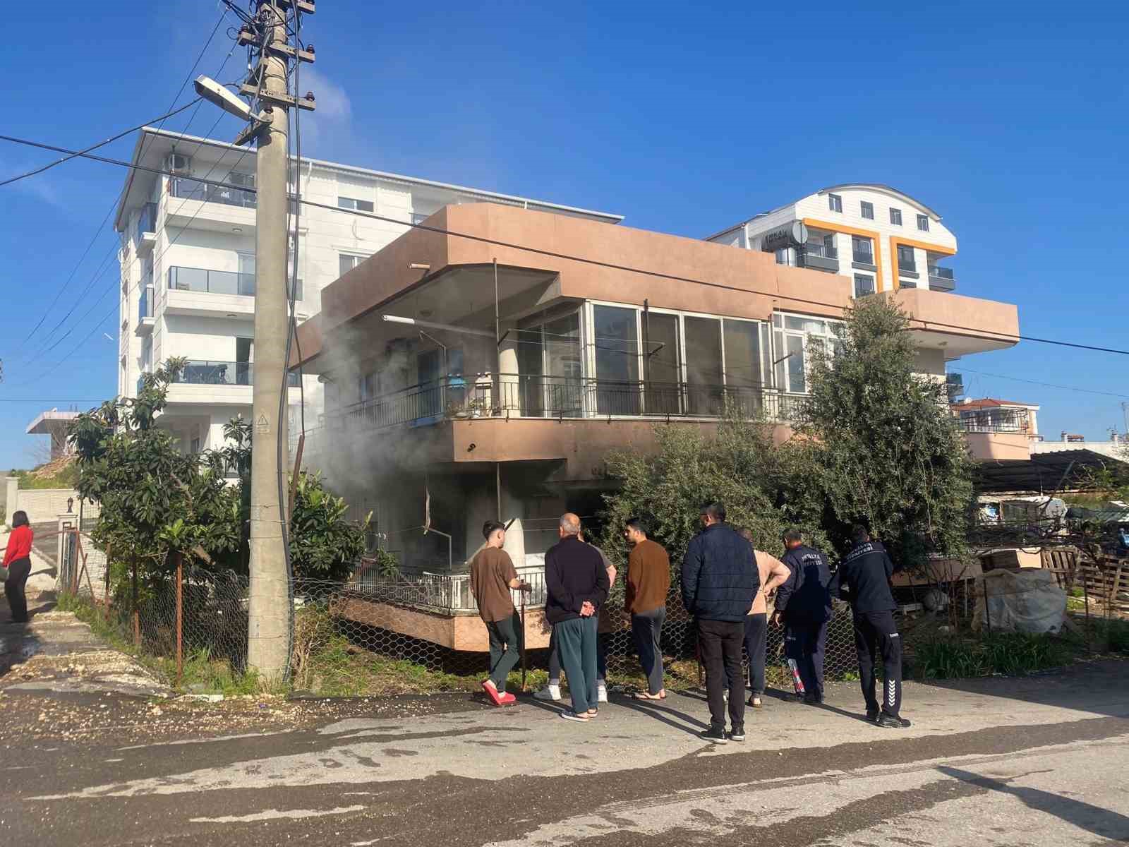 Yanan evden 4 yaşındaki yeğenini &ccedil;ıkarmak isterken yaralandı
