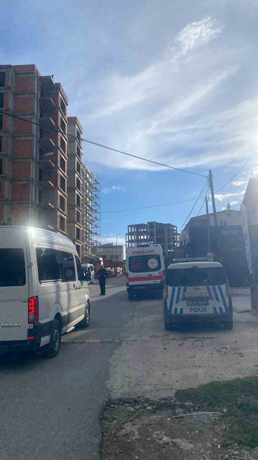 Tartıştığı eşi telefonlara bakmıyor diye çatıya çıktı