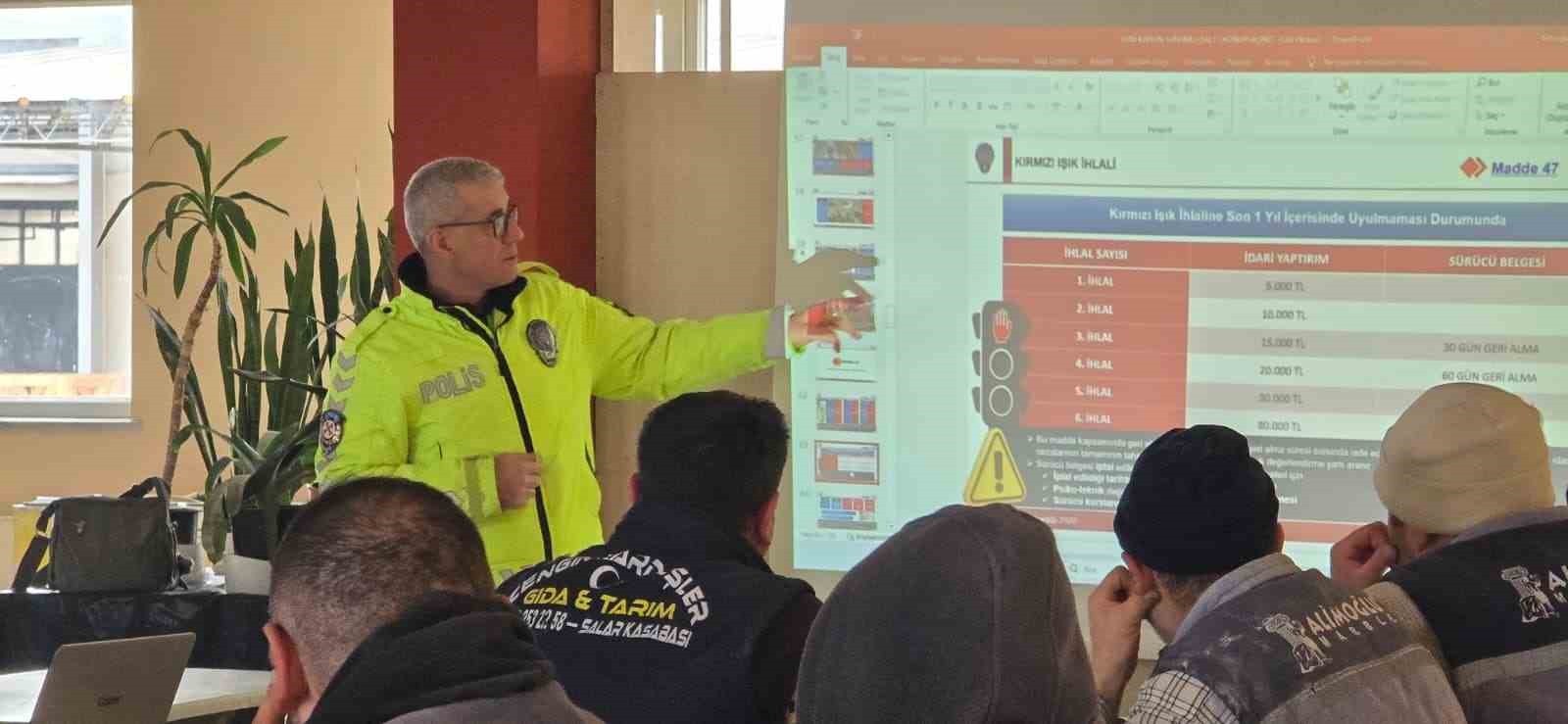 Fabrika &ccedil;alışanlarına g&uuml;venlik trafik eğitimi
