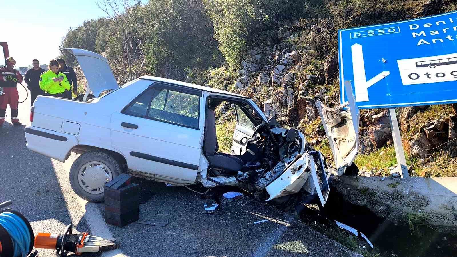 Menteşe&rsquo;de kazada alev alan ara&ccedil;taki 2 kişi ekiplerce kutarıldı
