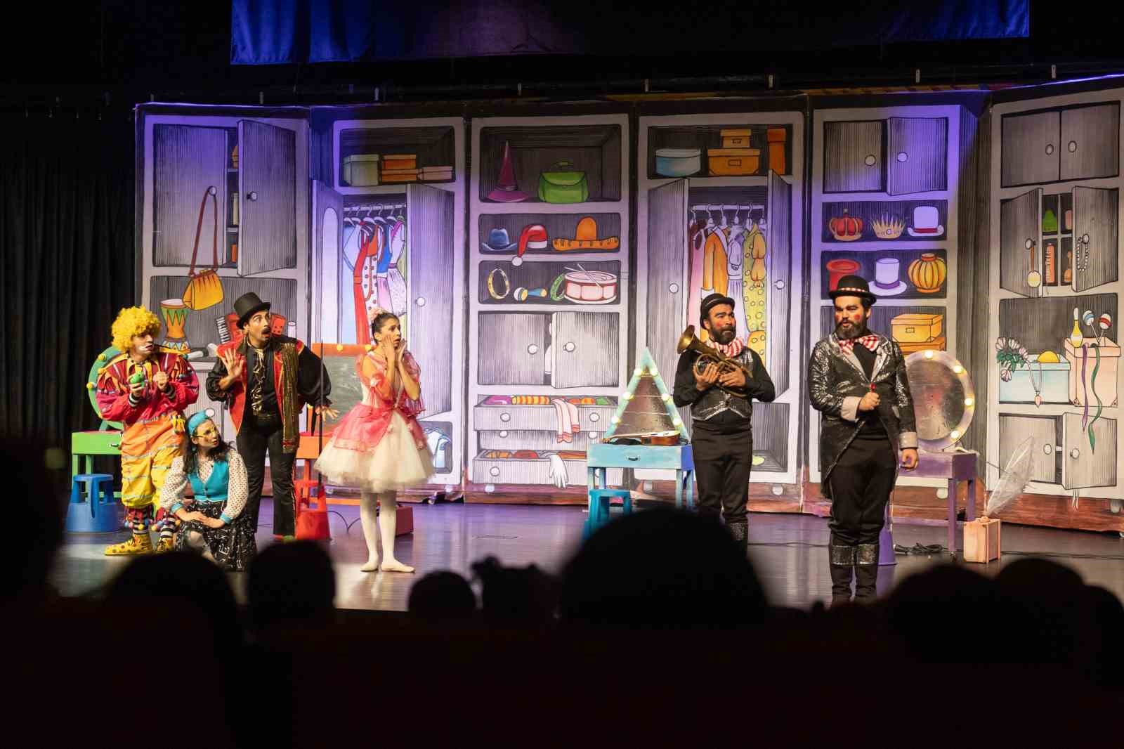 Mersin Şehir Tiyatrosu ’Dünya Tiyatro Günü’nü binlerce seyirciyle kutladı