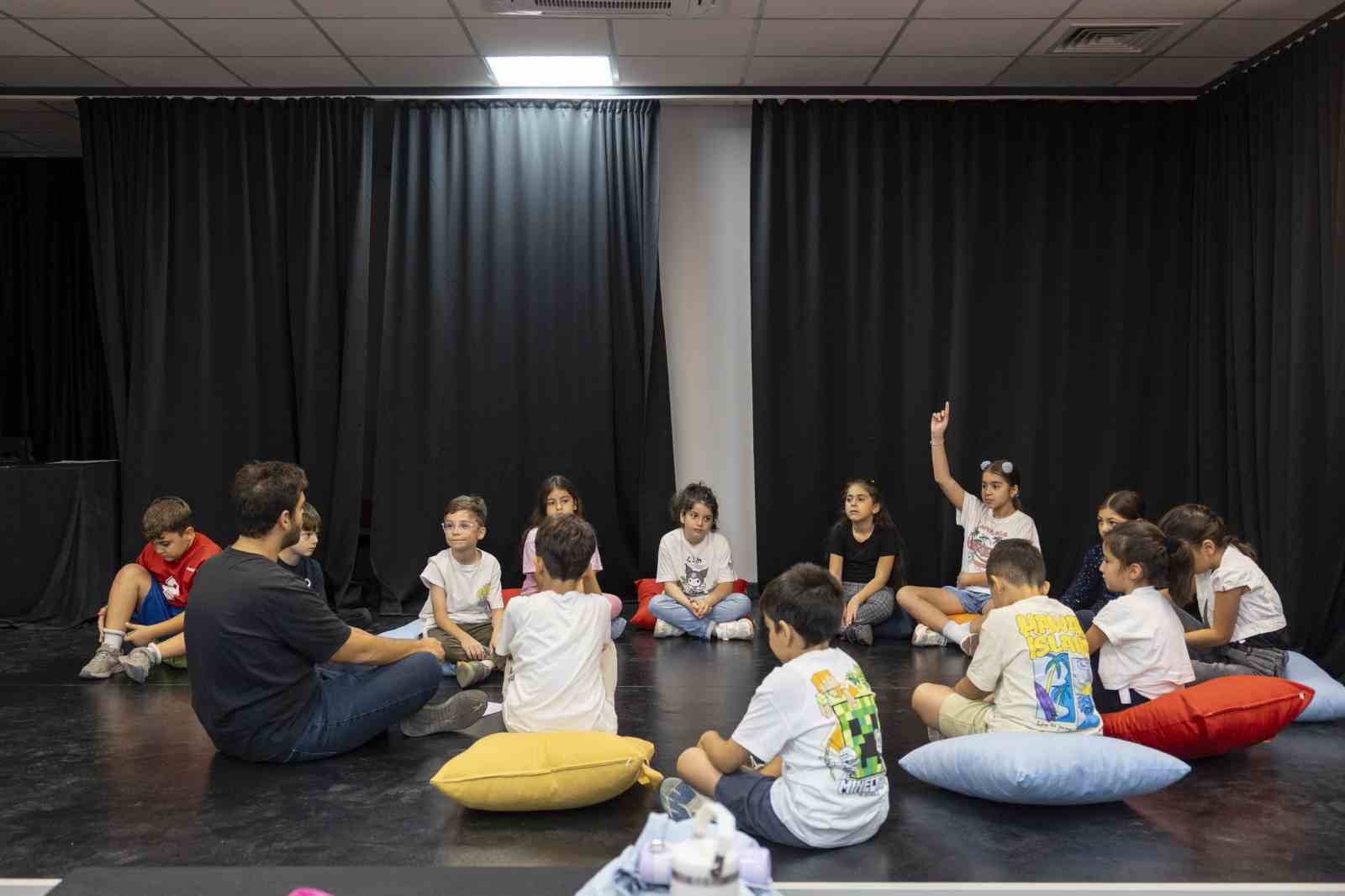 Mersin Şehir Tiyatrosu &rsquo;D&uuml;nya Tiyatro G&uuml;n&uuml;&rsquo;n&uuml; binlerce seyirciyle kutladı
