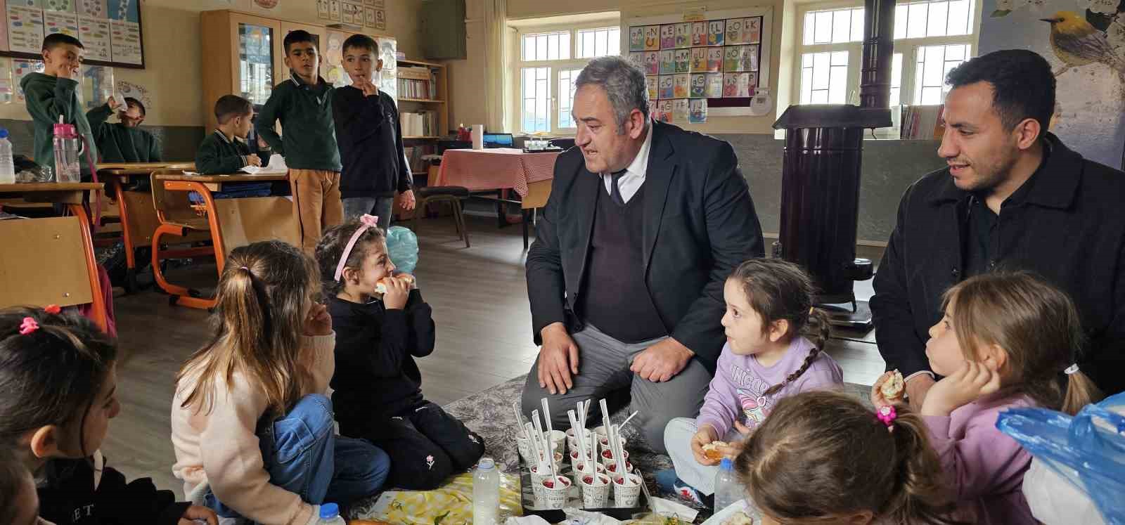 M&uuml;d&uuml;r Bozyel&rsquo;den k&ouml;y okulu &ouml;ğrencilerine d&ouml;ner ve ayran s&uuml;rprizi
