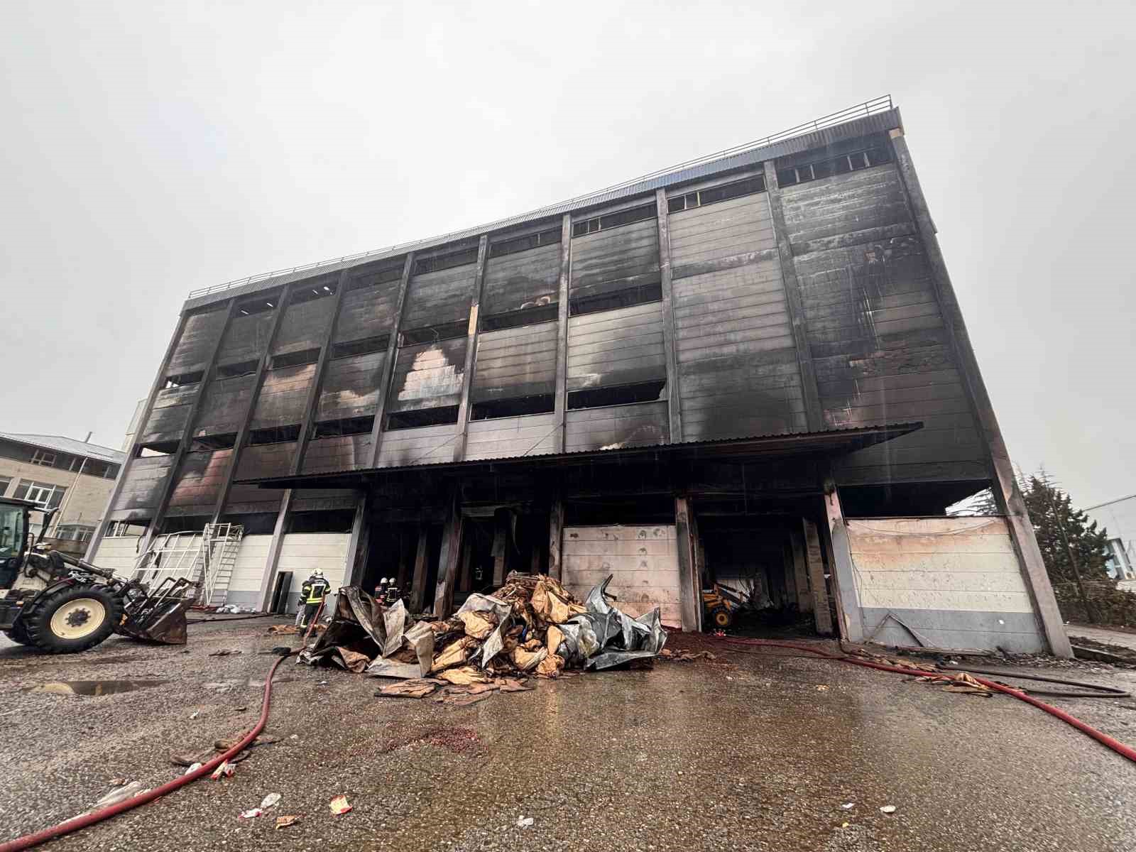 Fındık fabrikasındaki yangında soğutma &ccedil;alışmaları s&uuml;r&uuml;yor
