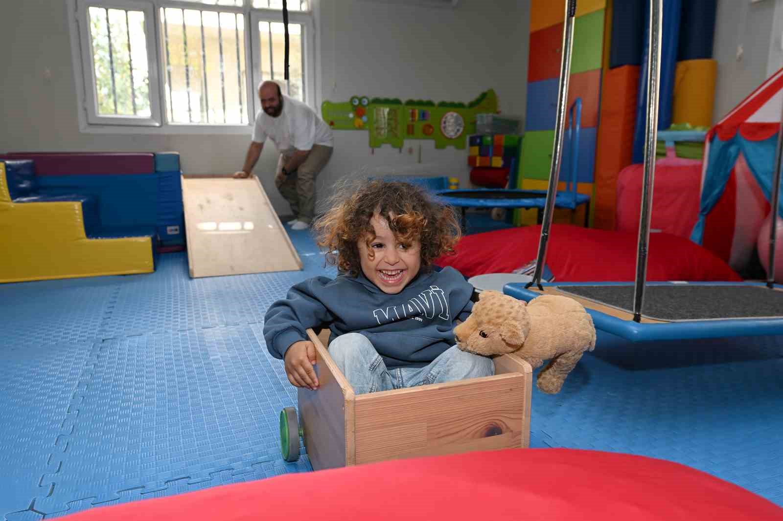 Mersin Büyükşehir Belediyesi DMD hastasına ergoterapi desteğini sürdürüyor