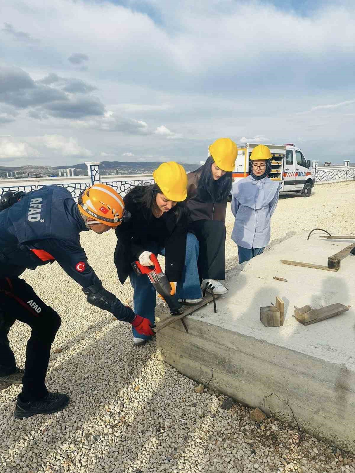 Elazığ&rsquo;da &ouml;ğrencilere temel arama ve kurtarma eğitimi verildi
