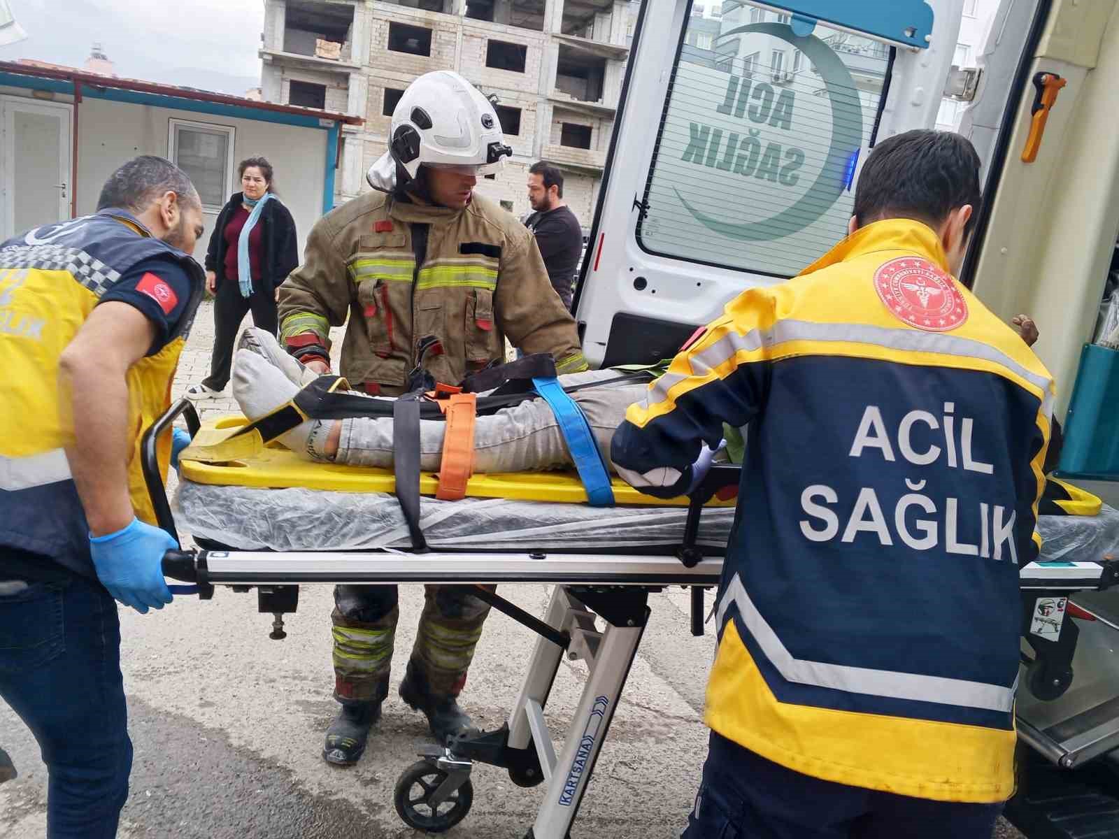 Asans&ouml;r boşluğuna d&uuml;şen iş&ccedil;i yaralandı
