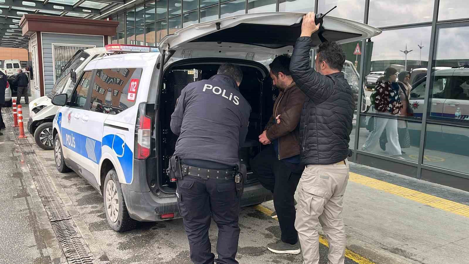Otob&uuml;s durağında uyuşturucu kullanan ş&uuml;pheli polisten ka&ccedil;amadı
