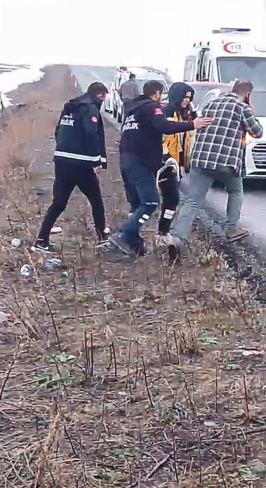 Şarampole u&ccedil;an ara&ccedil;taki s&uuml;r&uuml;c&uuml; burnu bile kanamadan kurtuldu
