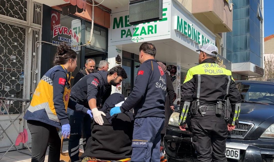 Geri manevra sırasında kaldırımda oturan yaşlı kadına &ccedil;arpan s&uuml;r&uuml;c&uuml;ye &rsquo;neden &ccedil;arptın&rsquo; sitemi
