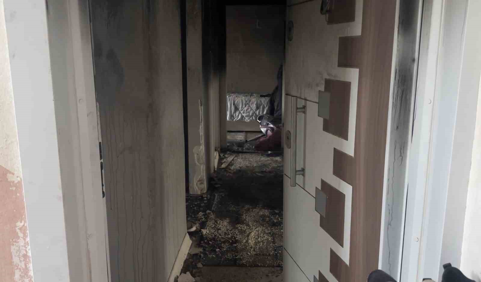 3 yaşındaki çocuğun yaktığı battaniye yangına yol açtı: 3 kişi dumandan etkilendi