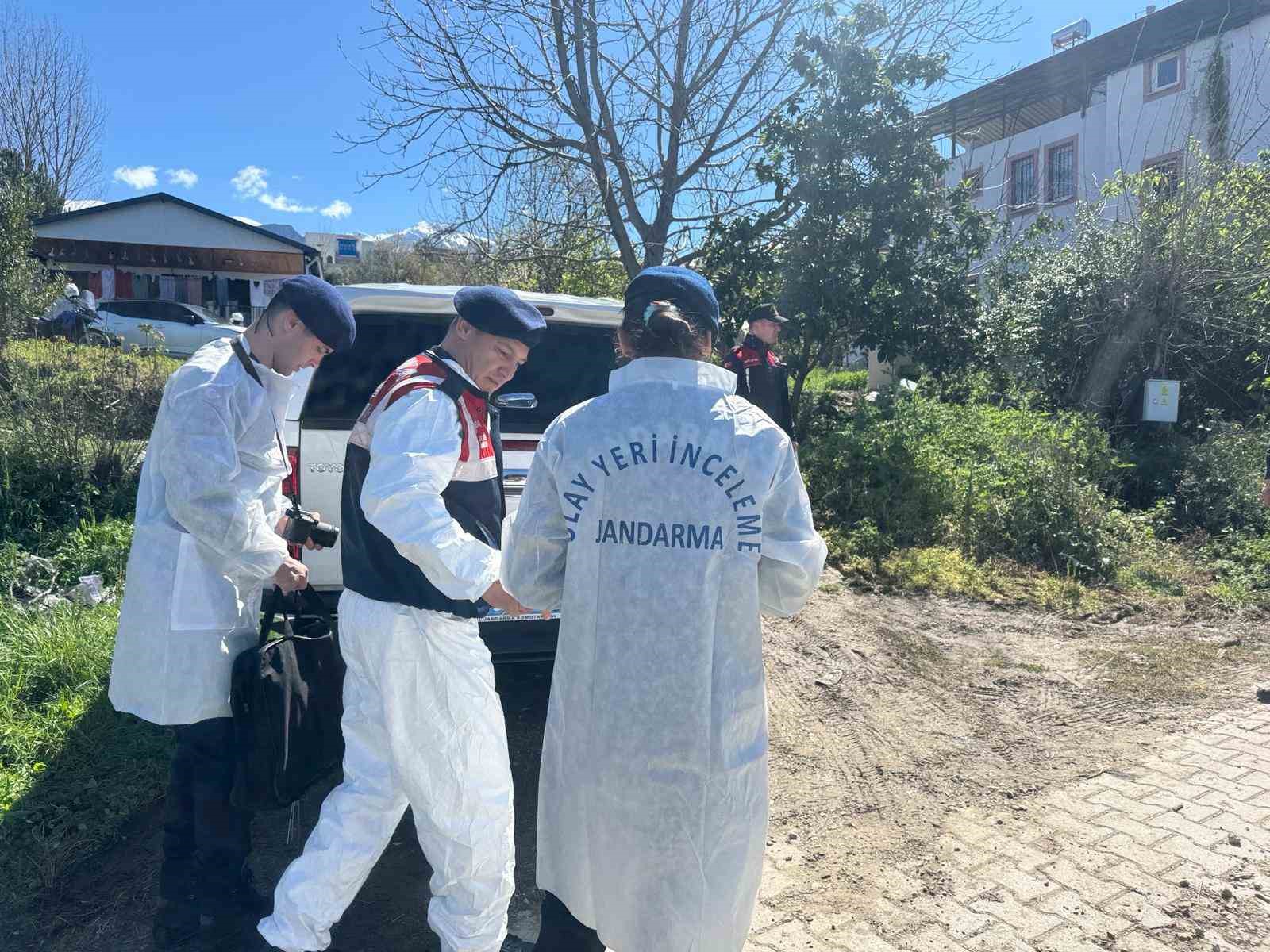 &Ouml;nce karısını, sonra kendini vurdu
