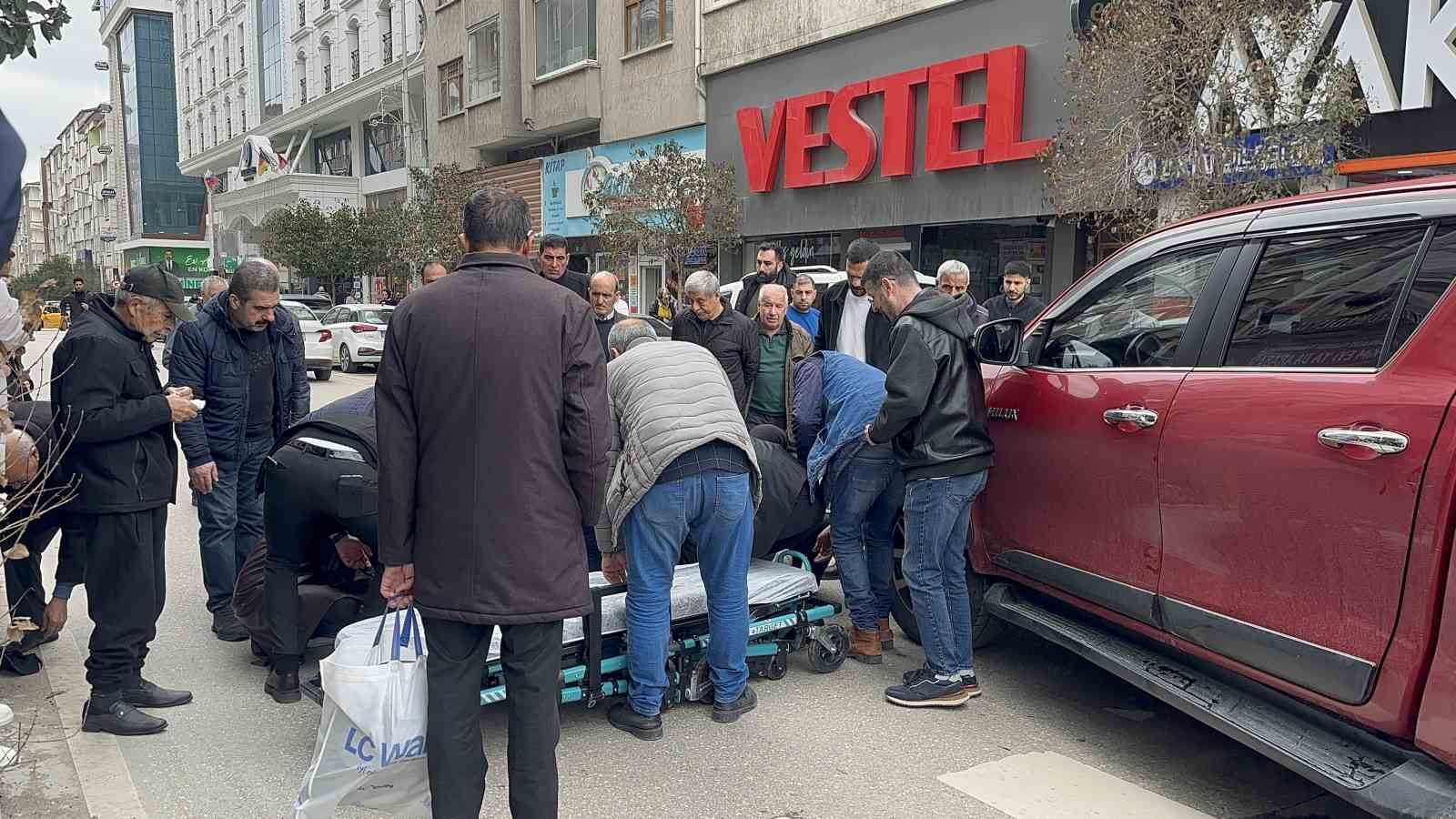 Elazığ&rsquo;da aracın &ccedil;arptığı yaşlı adam yaralandı
