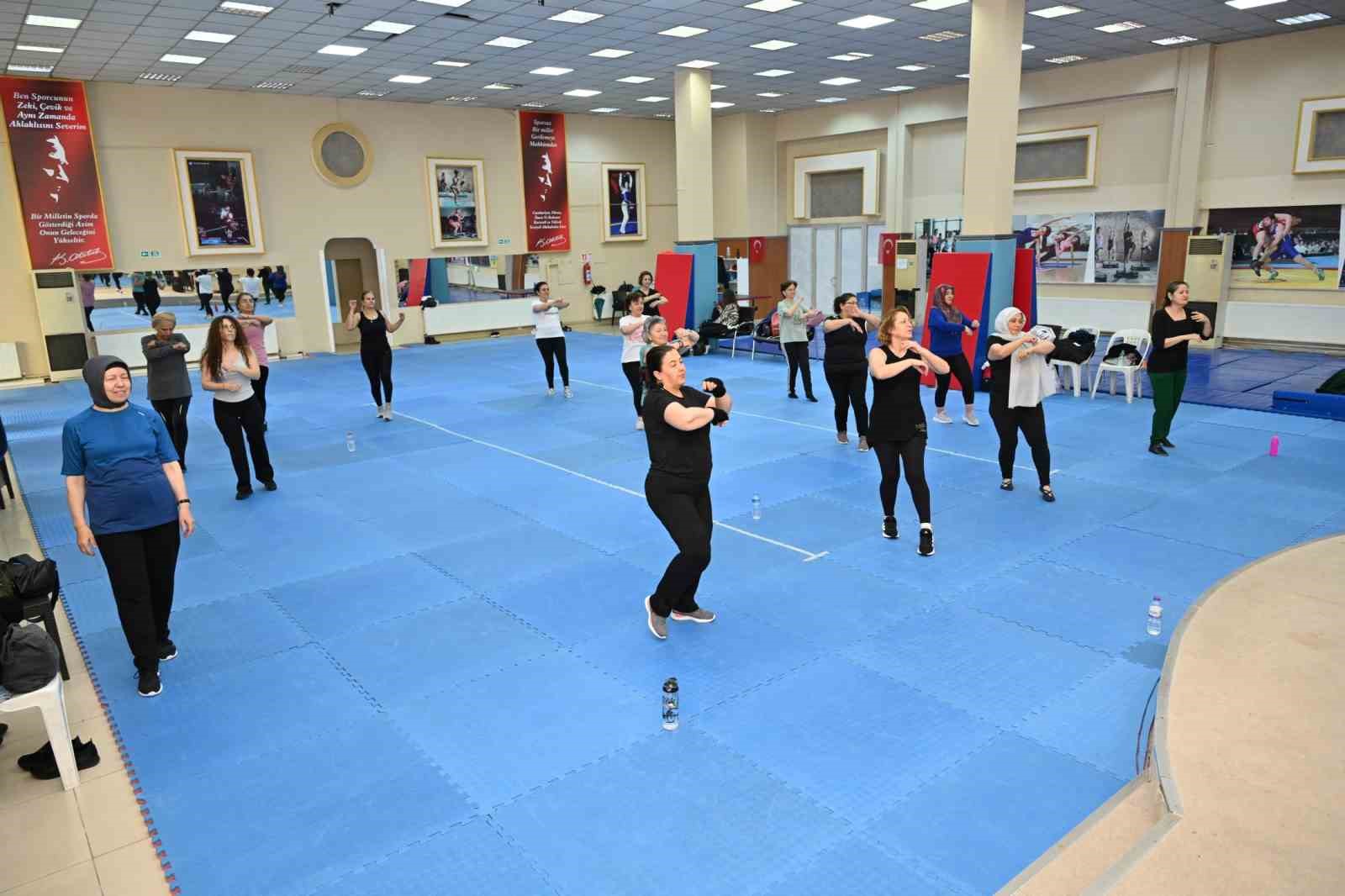 Kadınlar zumba ile hem spor yapıyor hem sosyalleşiyor